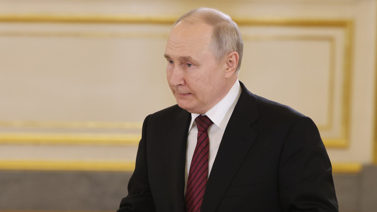 Elrendelte a hadiállapotot Vlagyimir Putyin egy hamisított videón, több tévécsatornán leadták a közleményt