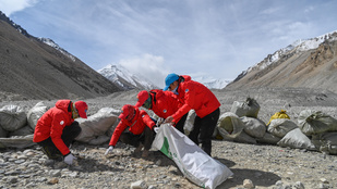 Több mint 13 ezer kilogramm szemetet hoztak le az Everestről és a Lhocéről