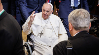 Egy korábbi beavatkozás miatt műtik meg újra Ferenc pápát