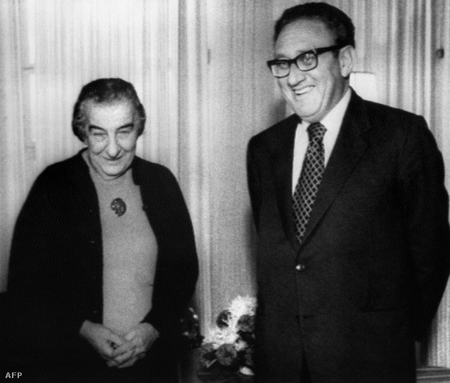 Henry Kissinger  amerikai külügyminiszter és Golda Meir izraeli miniszterelnök-asszony 1974. februárjában a fegyverszüneti megállapodást követő egyeztetésen