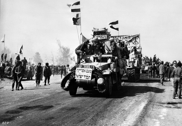 Ünneplő izraeli katonák hagyják el a szuezi térséget 1974. március 1-én