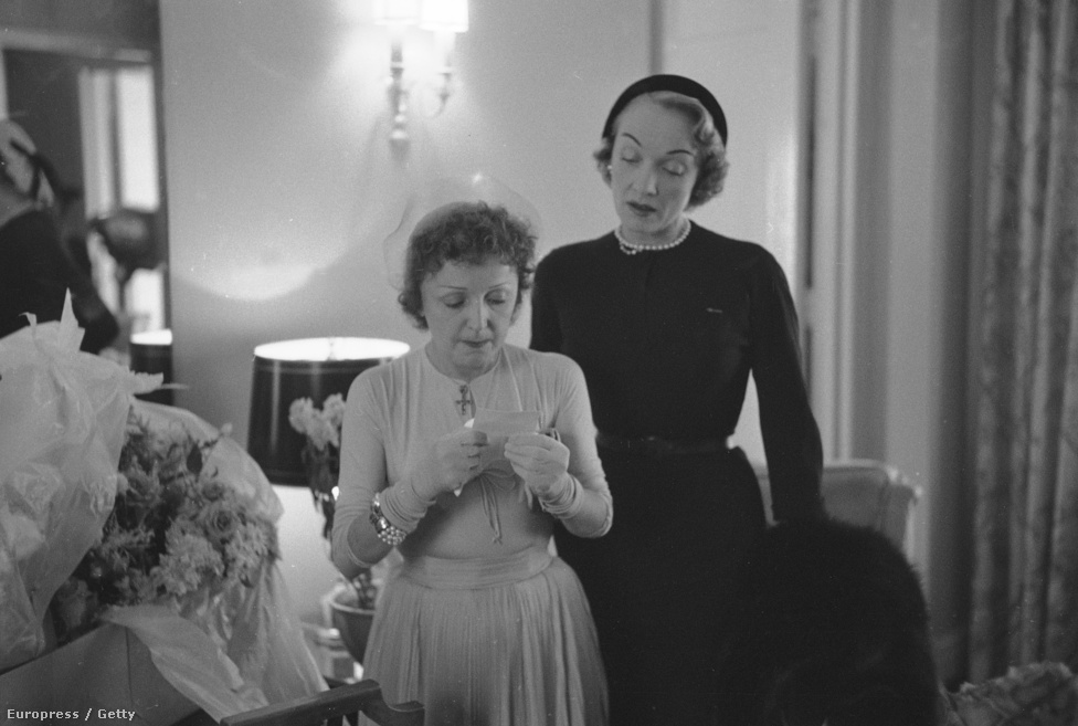 A nagy szerelem és számos szerető után Piaf 37 évesen döntött úgy, hogy megházasodik, az első férej Pills lett. Marlene Dietrich, német-amerikai színész kísérte az oltárhoz, a képen az esküvőre készülődnek.