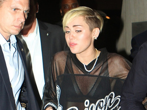 Miley Cyrus hálós pólóban villantott segget