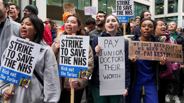 A rezidensek sztrájkja miatt több pénzt kérnek az idősebb brit orvosok