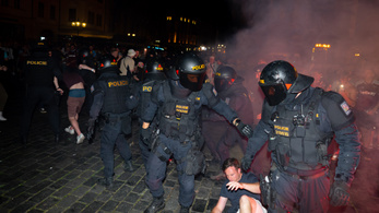 Botrány Prágában, rohamrendőrökkel csaptak össze a szurkolók a Konferencialiga döntője előtt