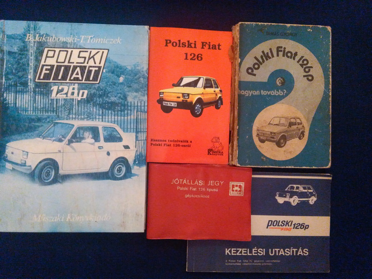 A bal oldali kiadvány borítóján pont egy ilyen évjáratú és színű kocsi szerepel
                        