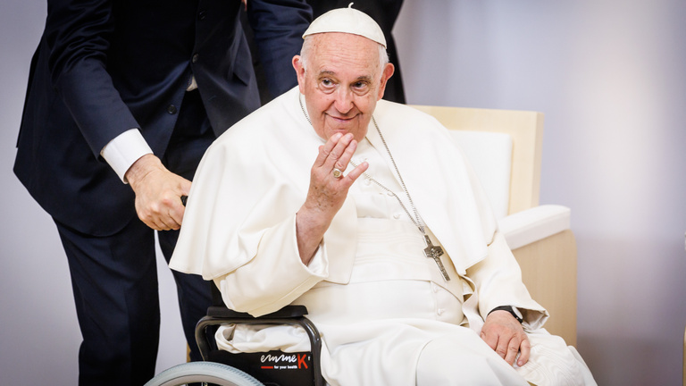 Ferenc pápa fontos kéréssel fordult a hívekhez, miután megműtötték