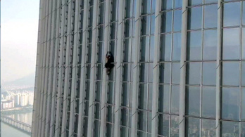 Őrizetbe vettek egy férfit, aki megpróbálta megmászni a világ ötödik legmagasabb épületét