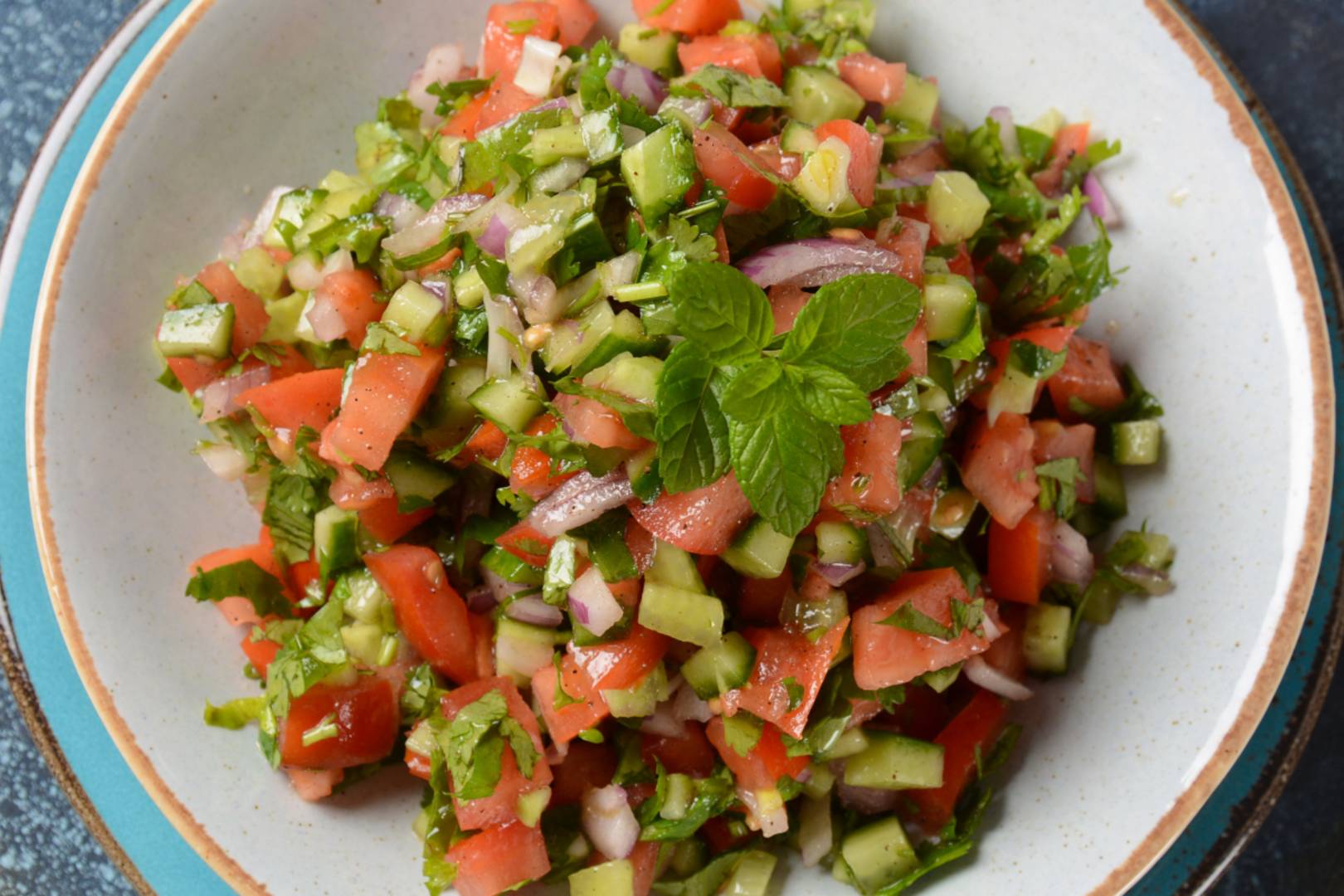 Friss, könnyed jeruzsálemi saláta: édes paradicsommal a legjobb