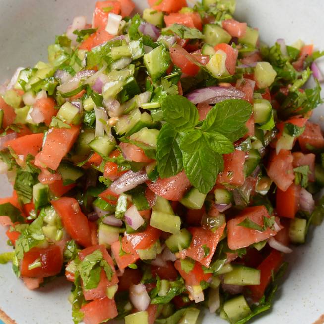 Friss, könnyed jeruzsálemi saláta: édes paradicsommal a legjobb