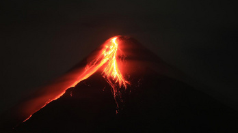Több mint tízezer embert evakuáltak, miután a Mayon vulkánból ömlik a láva
