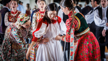 Magyar népviseletbe öltöztek a dél-koreai táncosok