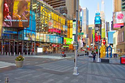 Méhinvázió volt New Yorkban: döbbenetes videón a Time Square-t elárasztó rovarok