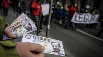 Soros György-bankjegyekkel fizetett egy férfi a kocsmában, a pultosnak nem tűnt fel