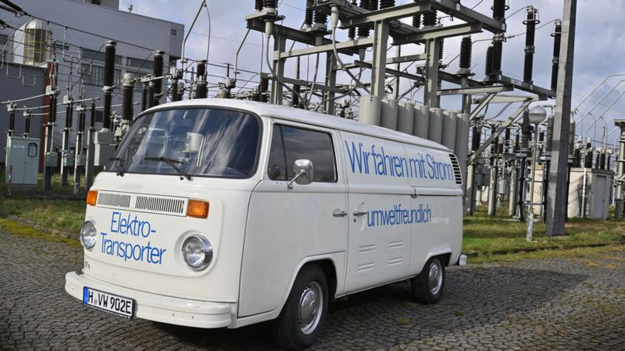 Elektromos T2 1977-ből? Bizony. A Volkswagen 1970-ben kezdett az akkumulátoros kísérleteibe, hogy aztán 1972-ben már be is mutassa a platós prototípusát. Utána néhány furgon is készült, melyek egyik felhasználója maga Berlin volt. A helyi közlekedési vállalat 2170 kilós elektromos szervízkocsijaiban öt perc alatt lehetett kicserélni a 21.6 kWh kapacitású akkumulátorokat, melyek nagyjából 85 kilométert bírtak.