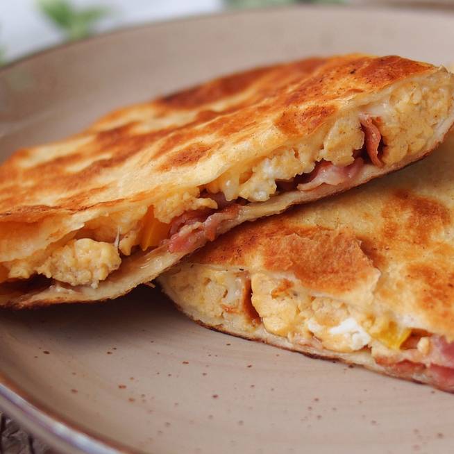 Isteni sajtos-baconös quesadilla reggelire: tojásrántotta kerül a közepébe