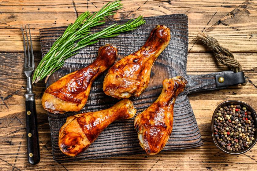 Ragacsos csirkecombok grillen készítve: ennyi ideig süsd, hogy valóban omlós legyen