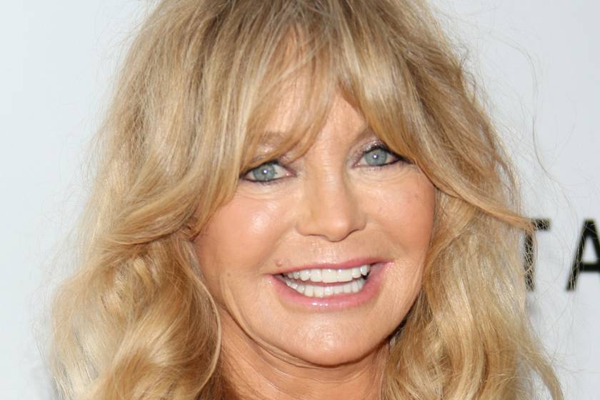 A 77 éves Goldie Hawnt fürdőruhában örökítették meg: Kurt Russell-lel Görögországban nyaralnak
