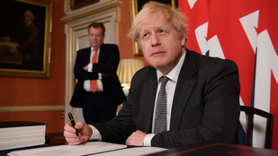 Boris Johnson milliós fizetésért térhet vissza bukása után