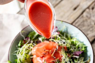 Könnyed málnás vinaigrette: pikáns öntet a salátaszezonra