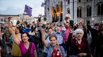A magyar közoktatás Trianonja – több ezren tüntettek a státusztörvény ellen