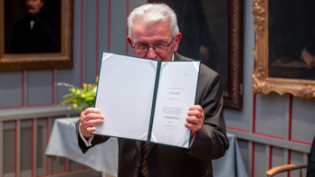Kolozsváron átadták a Széchenyi-díjat Péntek János nyelvésznek