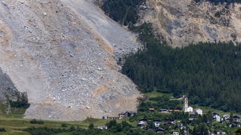 Több millió köbméternyi szikla zúdult egy apró svájci falura