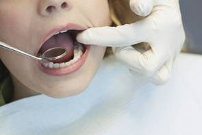 A szájban lévő baktériumok halált is okozhatnak – a rossz lehelet is lehet tünet