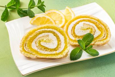 Pillekönnyű piskótatekercs üde citromkrémmel: így könnyen csavarható a tészta