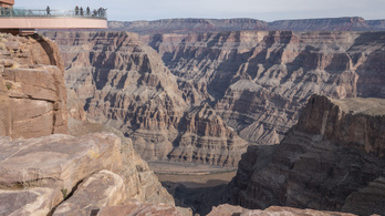 Lezuhant egy férfi a Grand Canyon kilátójáról