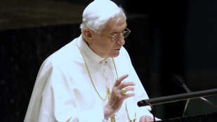 Ellopták XVI. Benedek pápa mellkeresztjét
