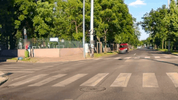 Centiken múlt: piroson áthajtó furgonos miatt esett a robogós futár