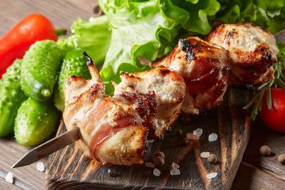 Baconbe tekert csirkefalatok grillen sütve: szaftos és füstös lesz a hús