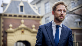 Lemondott a holland oktatási miniszter, miután bepanaszolták zsarnoki bánásmódja miatt