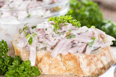Krémes, német hússaláta csemegeuborkával: jól behűtve a legjobb
