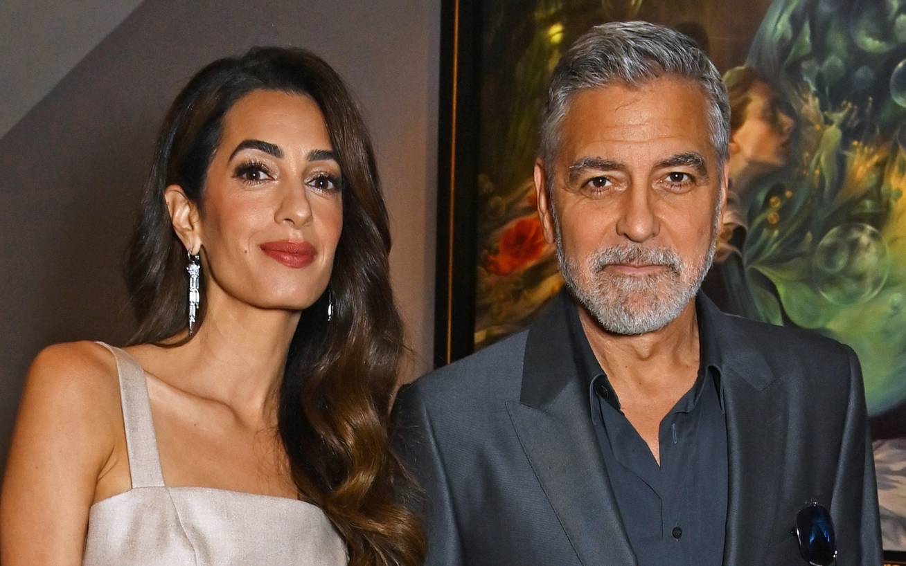 Amal Clooney ezüst ruhában
