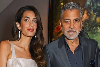 Ilyen külsővel még sosem láttuk Amal Clooney-t: nem csak az ezüst ruhájával hívta fel magára a figyelmet