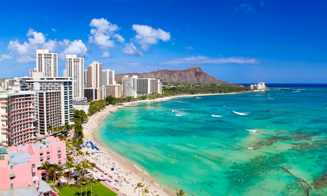 Melyik városban található Waikiki tengerpartja?
