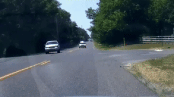 Szirénázó rendőrautó elé kanyarodott a figyelmetlen sofőr