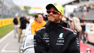 Lewis Hamilton és csapata több milliárd forintos versenyautóval lepett meg egy halálos beteg kisfiút
