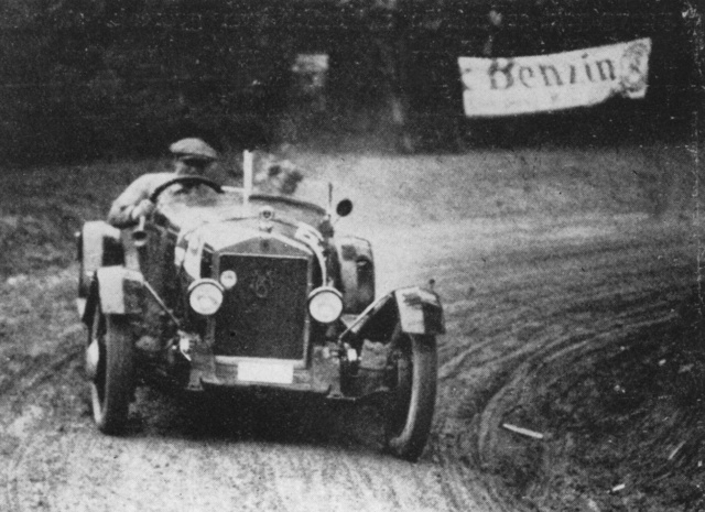A Magosix Sport a sváb-hegyi versenyen
                        1927. október 2-án. A sportkocsik
                        kategóriájában Carl Curt Friese
                        az első helyre hozta a gyári sportautót
                        (Fotó: Autó, 1927)