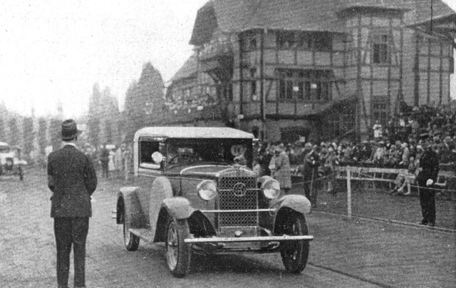 Városszerte híres volt Wein Levente (a Méray cég egyik igazgatója) kétajtós Magosix sport kabrioletje, amely a Márton utcai Ludovika cég ízlését dicséri. Az 1929-es autó-szépségversenyen első díjat – fehér szalagot nyert (Fotó: Autó, 1929)