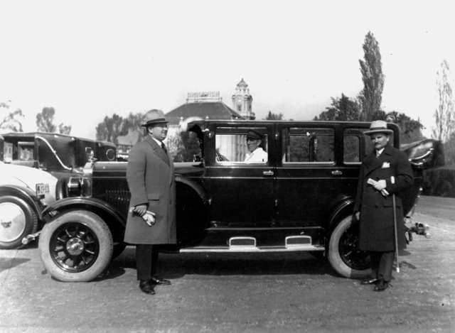 Az első Concours d’Elegance a margitszigeti MAC pályán 1928. október 7-én. Itt mutatta be a képen látható Magosix „Aéroable”-t a Ludovika Karosszériaüzem. Az autó elegáns megjelenését emeli a szárnyas hűtődísz hőmérővel, a nikkelezett csomagtartó, tetőfeszítők, ütközők, kerékagyak.
                        Nem hiányzik a csiszolt üvegváza szegfűvel, a keresőlámpa és a pótkerékhuzat sem. A nap tiszteletére felvett új zsakett kesztyűvel, gondosan feltűzött zsebkendő, filckalap, a sofőr vakítóan fehér köpenye keményen dolgozó iparosembereket takar. Az ezüstszalaggal jutalmazott autó előtt állnak Bossenácz urak, mint cégtulajdonosok, míg a kormánynál Dudás Kálmán művezető és bemutatósofőr ül (Fotó: Collection Burányi)