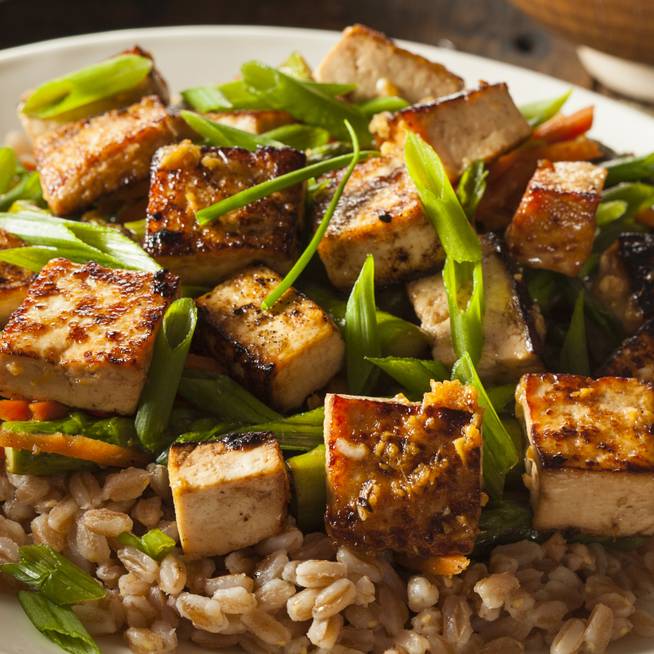 Kínai pirított rizs tofuval és zöldségekkel: fehérjebomba a stir fry