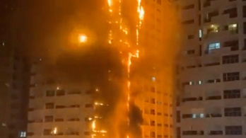 Videón, ahogy hatalmas lángokkal ég egy felhőkarcoló az Arab Emírségekben