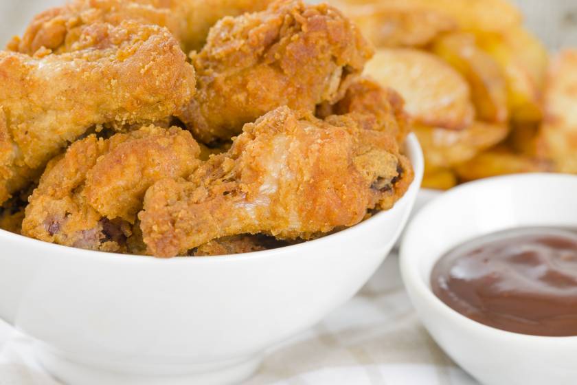 Aranybarna, ropogós Kentucky-csirkeszárny: a fűszeres panír ellenállhatatlan
