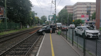 Hatalmas baleset a Szépvölgyi útnál, egy autó átszakította a kerítést, és a HÉV-síneken állt meg