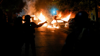 Elszabadult a pokol Franciaországban, rendőrökre támadtak és autókat gyújtottak fel a tüntetők
