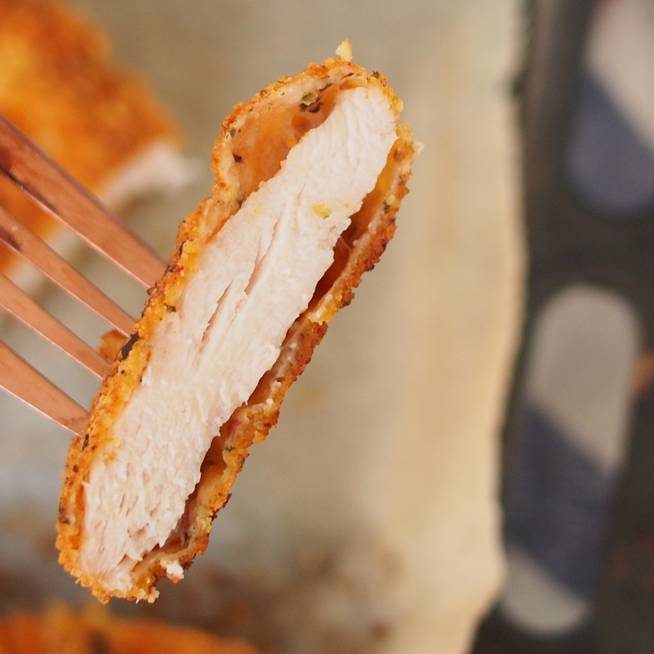 Ropogós, parmezános bundában sült csirkemell: a sütőben lesz vajpuha a hús