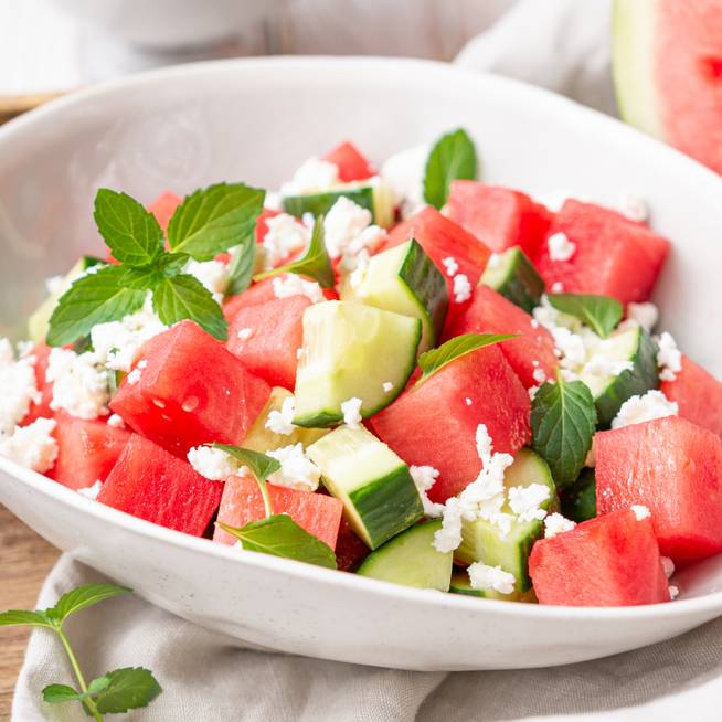 Pár hozzávalóból készül a nyár legfrissítőbb salátája: görögdinnye a főszereplője